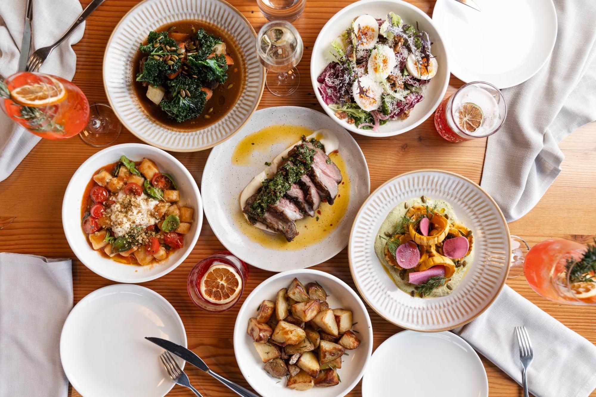 페퍼스 실로 론세스턴 호텔 론서스턴 외부 사진 Dishes at the restaurant