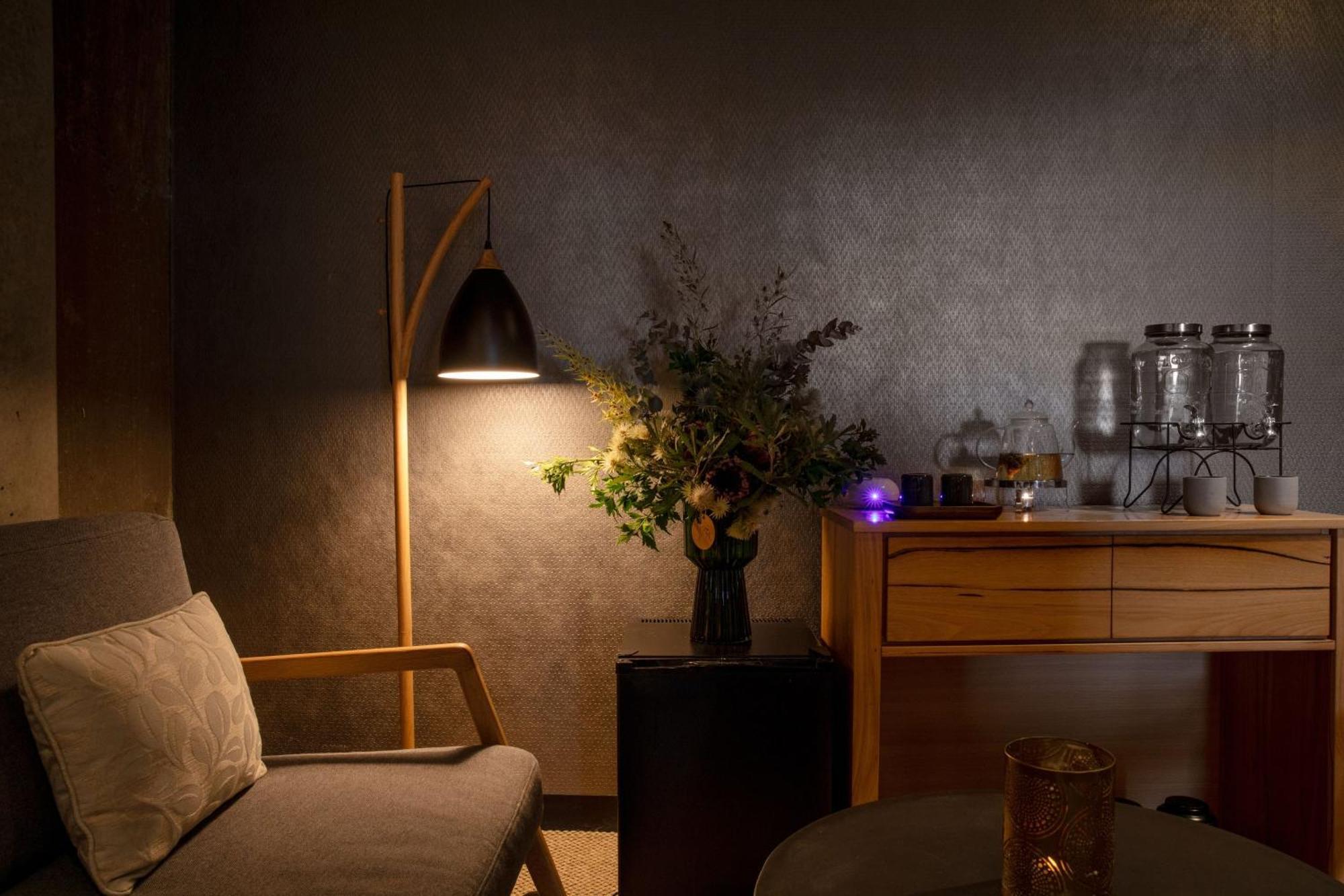 페퍼스 실로 론세스턴 호텔 론서스턴 외부 사진 A floor lamp