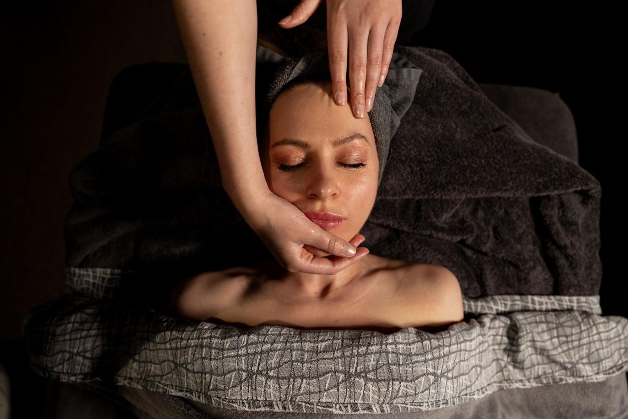 페퍼스 실로 론세스턴 호텔 론서스턴 외부 사진 A woman receiving a facial massage