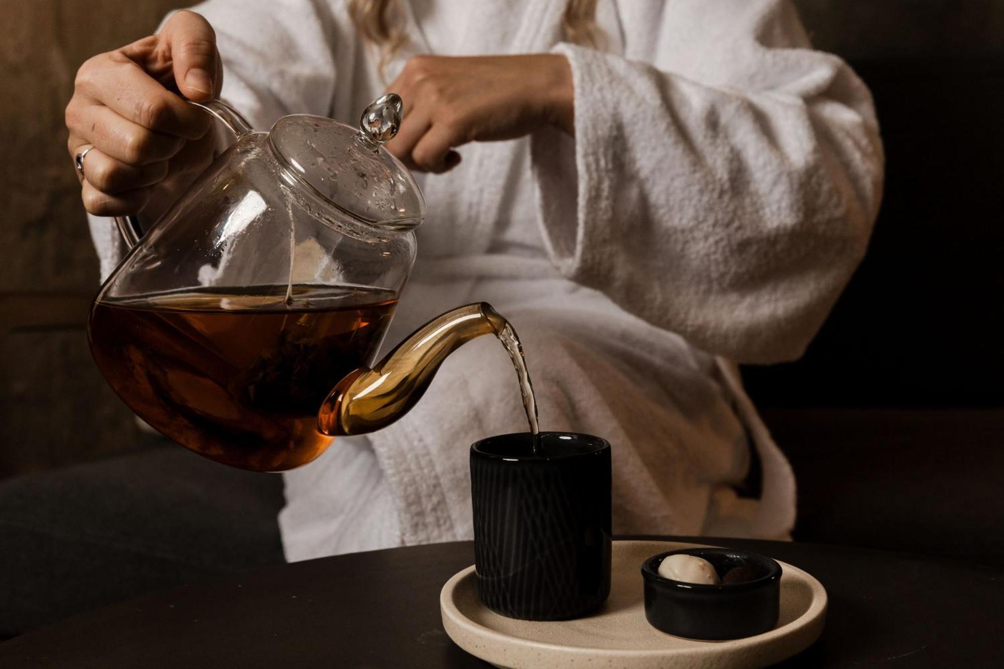 페퍼스 실로 론세스턴 호텔 론서스턴 외부 사진 A woman pouring tea