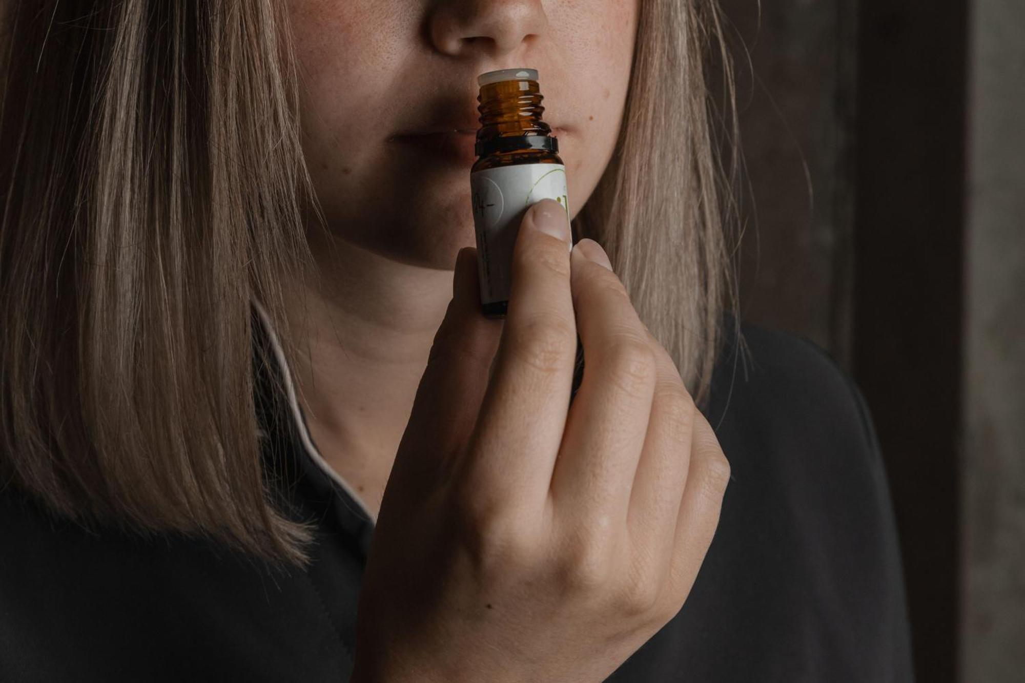 페퍼스 실로 론세스턴 호텔 론서스턴 외부 사진 A woman smelling a bottle of essential oil