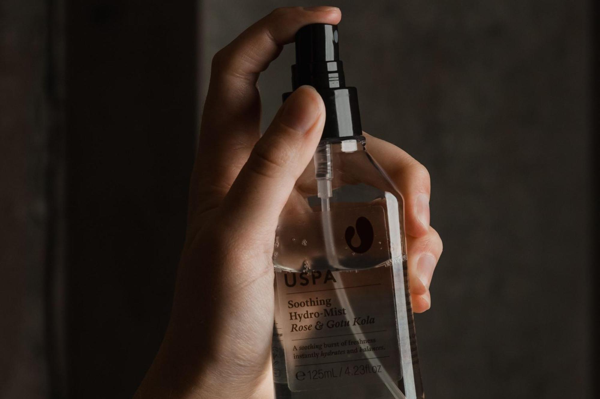 페퍼스 실로 론세스턴 호텔 론서스턴 외부 사진 A woman using a facial mist