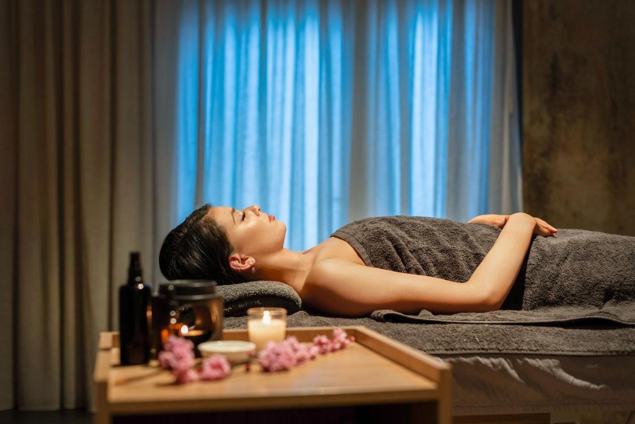 페퍼스 실로 론세스턴 호텔 론서스턴 외부 사진 A woman relaxing at a spa