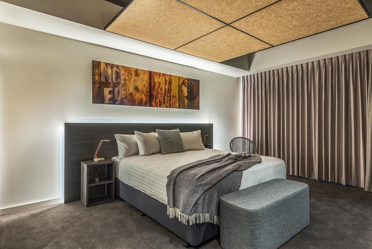 페퍼스 실로 론세스턴 호텔 론서스턴 객실 사진 A bedroom with a bed and a stool
